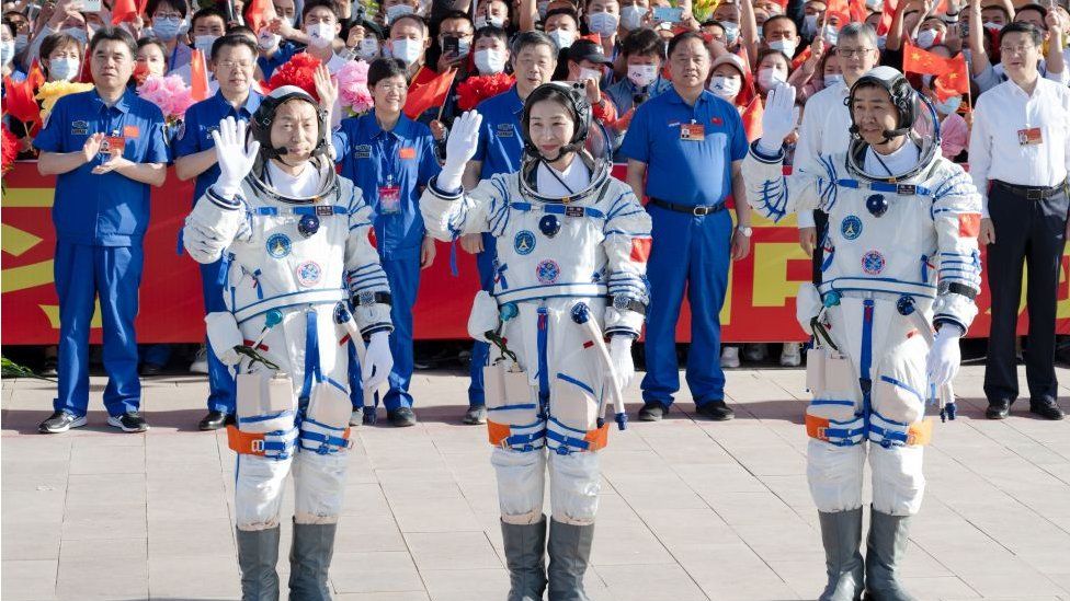 Астронавты Цай Сюжэ, Лю Ян и Чен Дун из пилотируемой космической миссии «Шэньчжоу XIV» принимают участие в церемонии проводов в Центре запуска спутников Цзюцюань 5 июня 2022 года в Цзюцюане, провинция Ганьсу, Китай