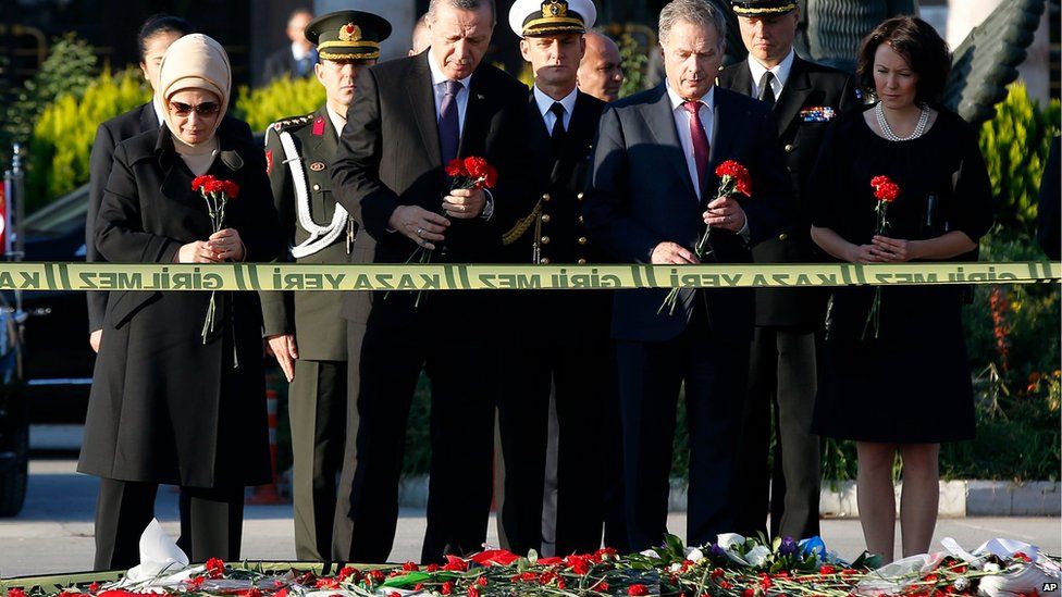 Finland's President Sauli Niinisto, (2nd from right), his Turkish counterpart Recep Tayyip Erdogan, (2nd from left) lay flowers in Ankara with their wives, 14 October 2015.