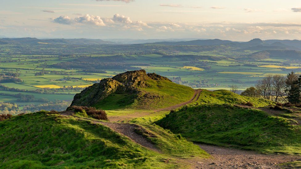 Platinum Jubilee: Wrekin walkers with torches to create beacon - BBC News