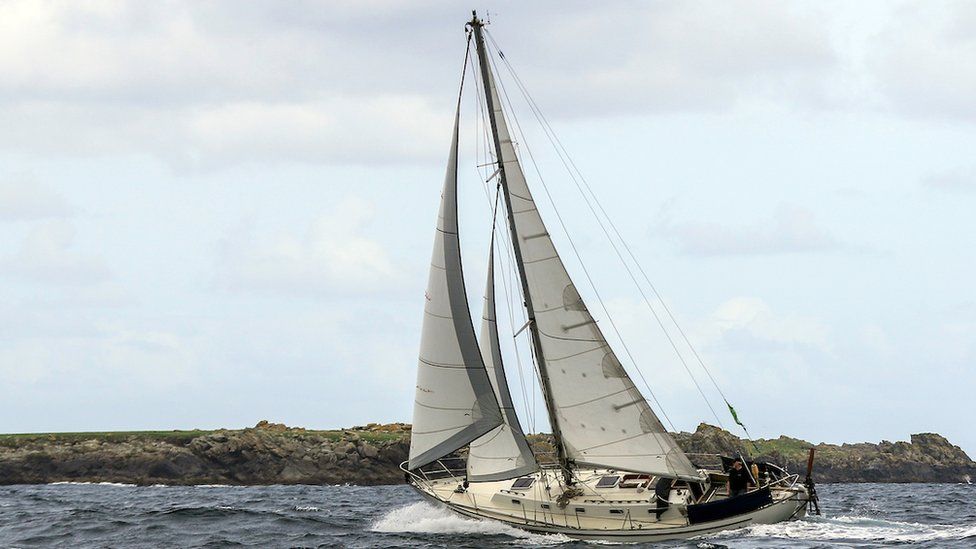 Пэт Лоулесс на борту своей яхты, огибающей острова Бласкет, графство Керри