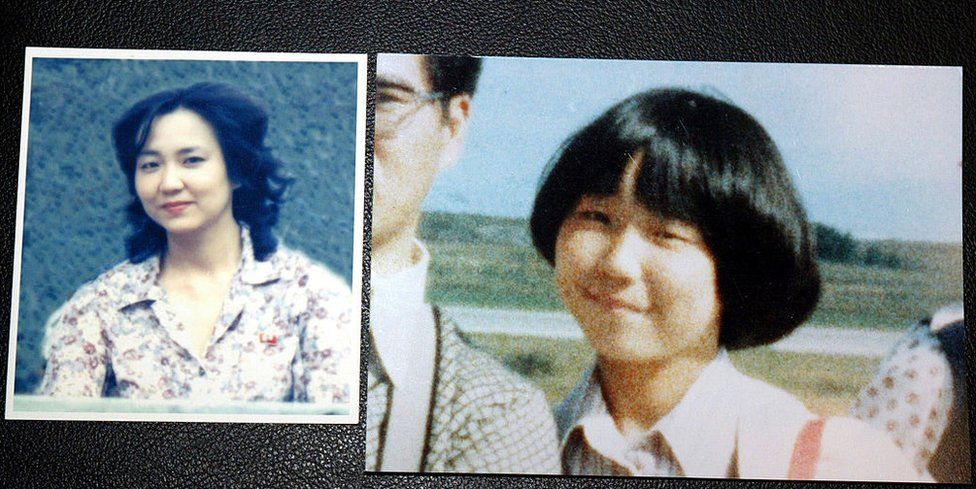 Две фотографии, на одной изображена Мегуми Ёкота в подростковом возрасте с густо остриженными волосами, а на другой - молодая женщина в блузке с цветочным рисунком. Северная Корея утверждает, что вторая фотография - Мегуми в возрасте 20 лет
