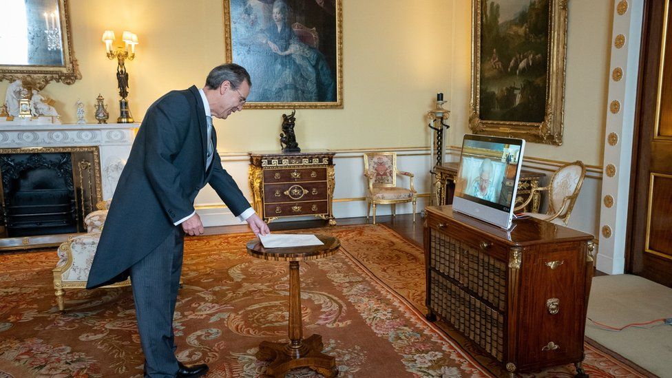 Miguel Berger presented his credentials to Queen Elizabeth II via secure videolink in 2022