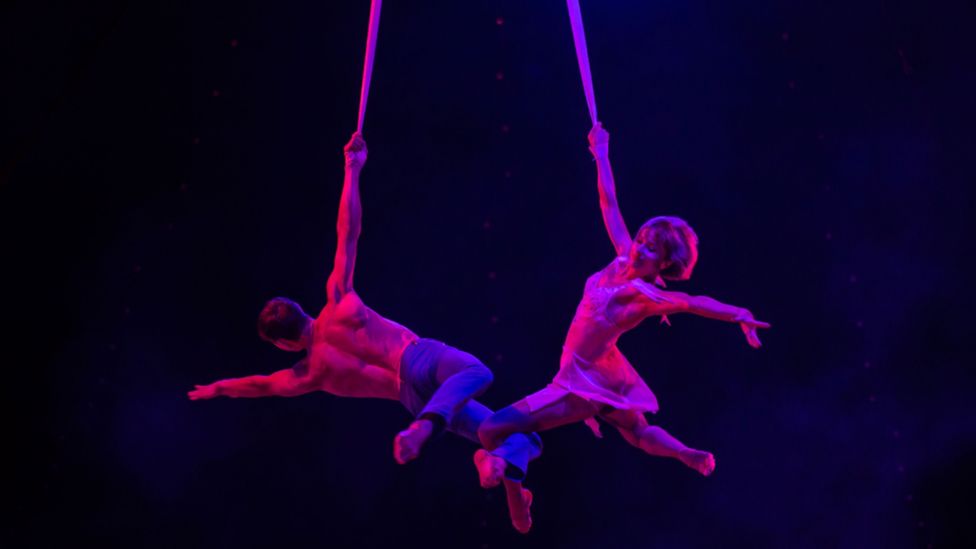 Mykhaylo Pavlov and Nataliya Piontek performing as acrobats