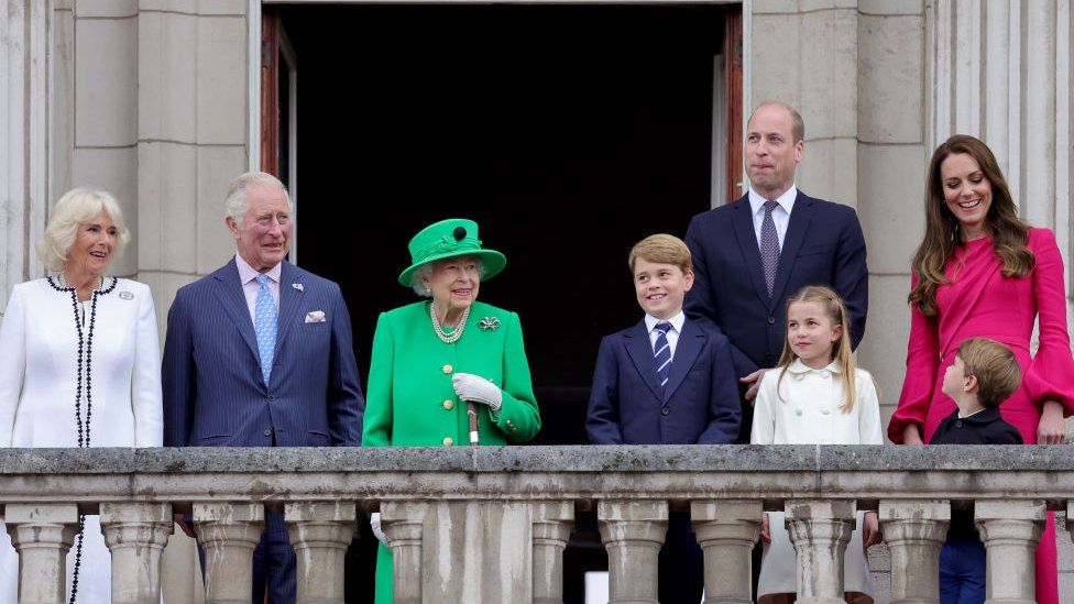 Camilla, Duchess of Cambridge, Prince Charles, Prince of Wales, Queen Elizabeth II, Prince George of Cambridge, Prince William, Duke of Cambridge Princess Charlotte of Cambridge, Prince Louis of Cambridge and Catherine, Duchess of Cambridge stand on the balcony