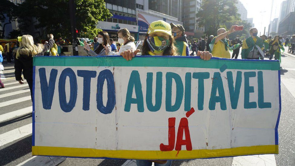 Демонстранты принимают участие в митинге в поддержку президента Бразилии Жаира Болсонару и призывают к печатной модели голосования на авеню Паулиста в Сан-Паулу, Бразилия, 1 августа 2021 г.