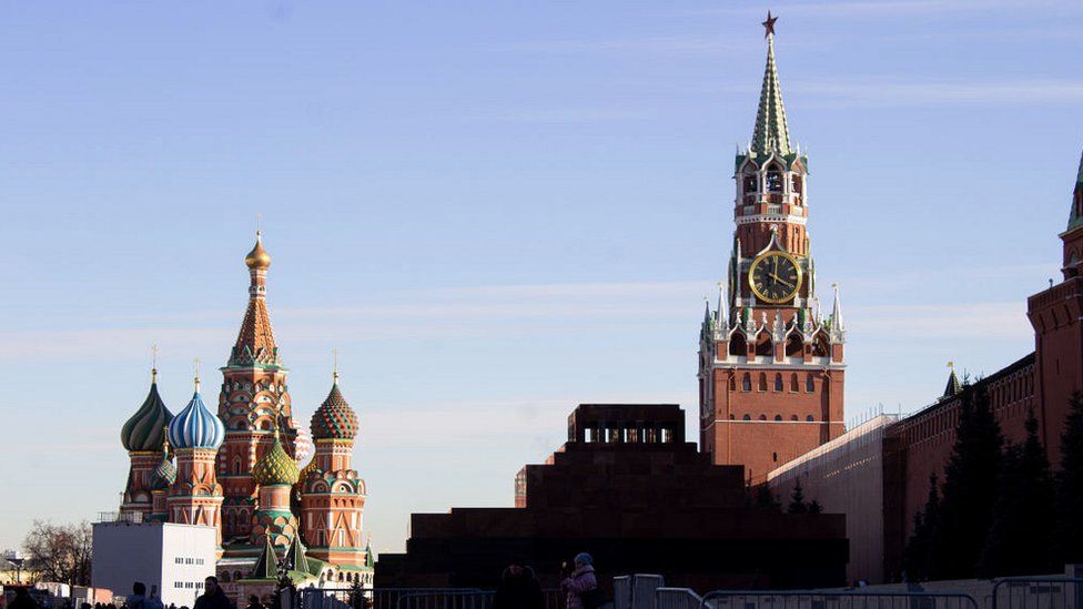 俄罗斯莫斯科 — 2022/03/11：莫斯科红场上可以看到圣瓦西里大教堂和克里姆林宫塔。 （Vlad Karkov/SOPA Images/LightRocket 来自 Getty Images）