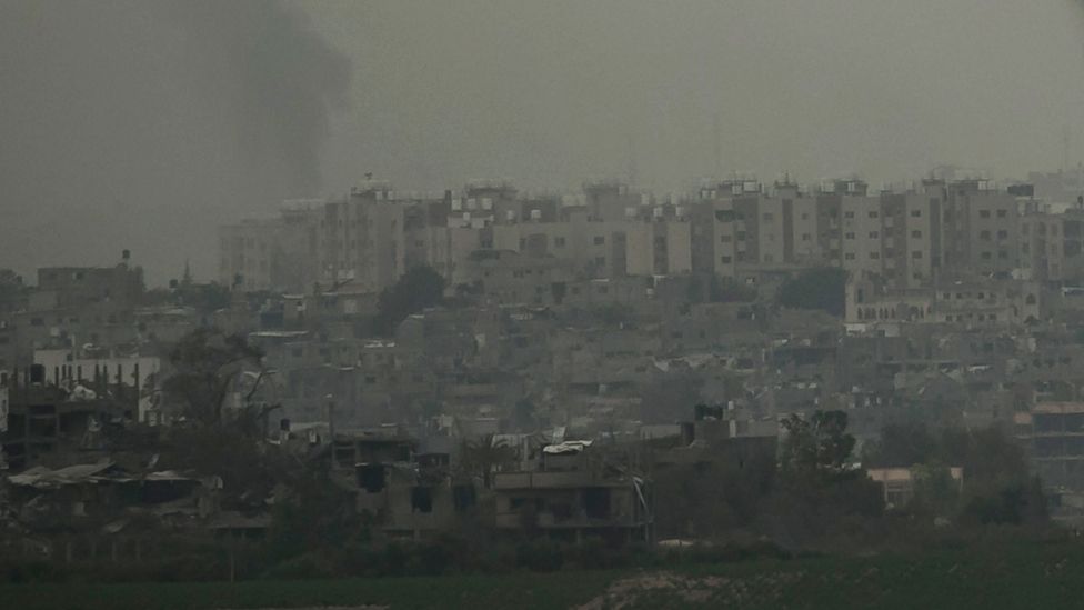 Над Бейт-Хануном в секторе Газа виден дым в результате израильской атаки с израильской стороны границы 27 октября 2023 г.