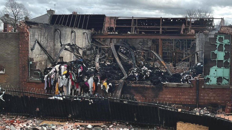 Damping down under way after Mansfield warehouse fire - BBC News