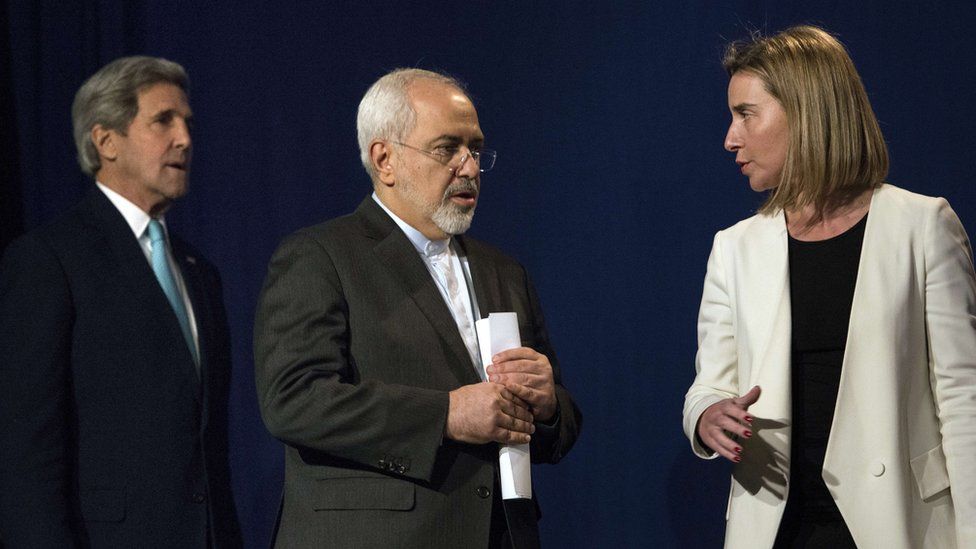 Mohammed Javad Zarif (C) with then US Secretary of State John Kerry (L) and EU foreign policy chief Federica Mogherini in Lausanne (02/04/2015)