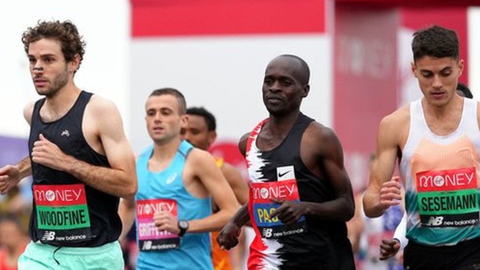 General view of the start of the Men's elite race during the Virgin Money London Marathon