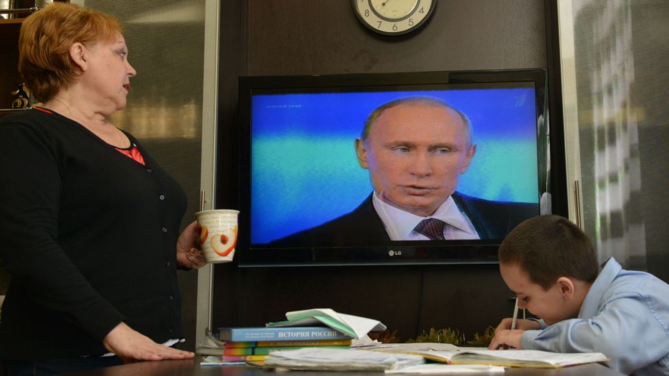Russians watching President Putin TV broadcast, 17 Apr 14