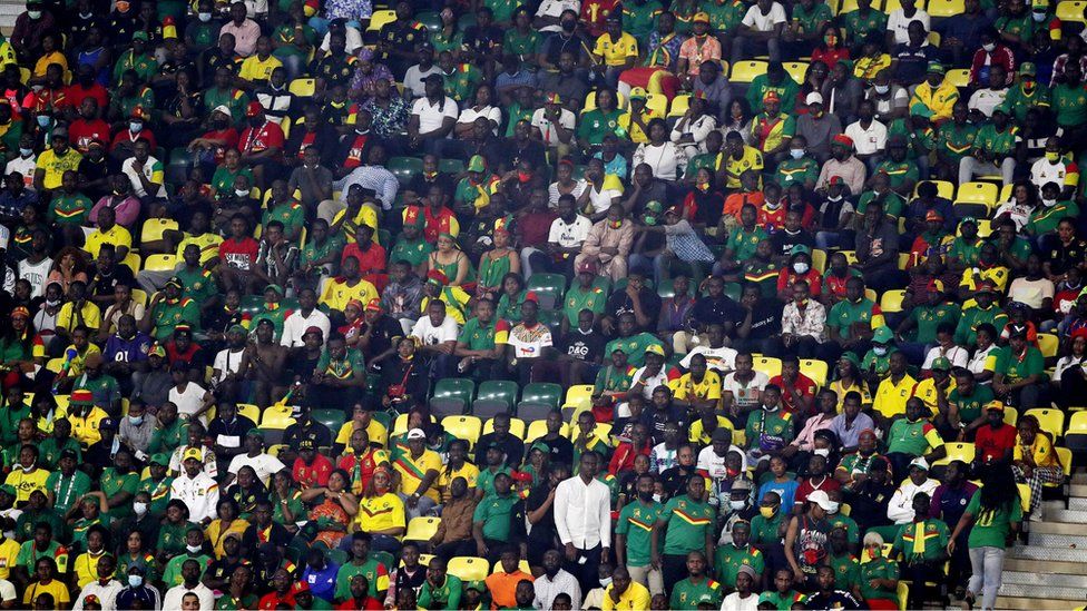 Камерунские болельщики на стадионе Олембе