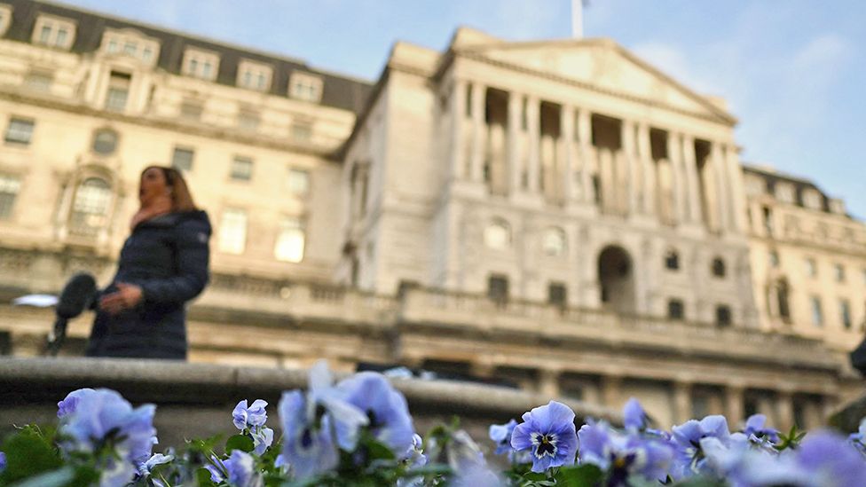 Цветы распускаются возле Банка Англии, центрального банка Великобритании, в лондонском Сити, 2 февраля 2023 г.