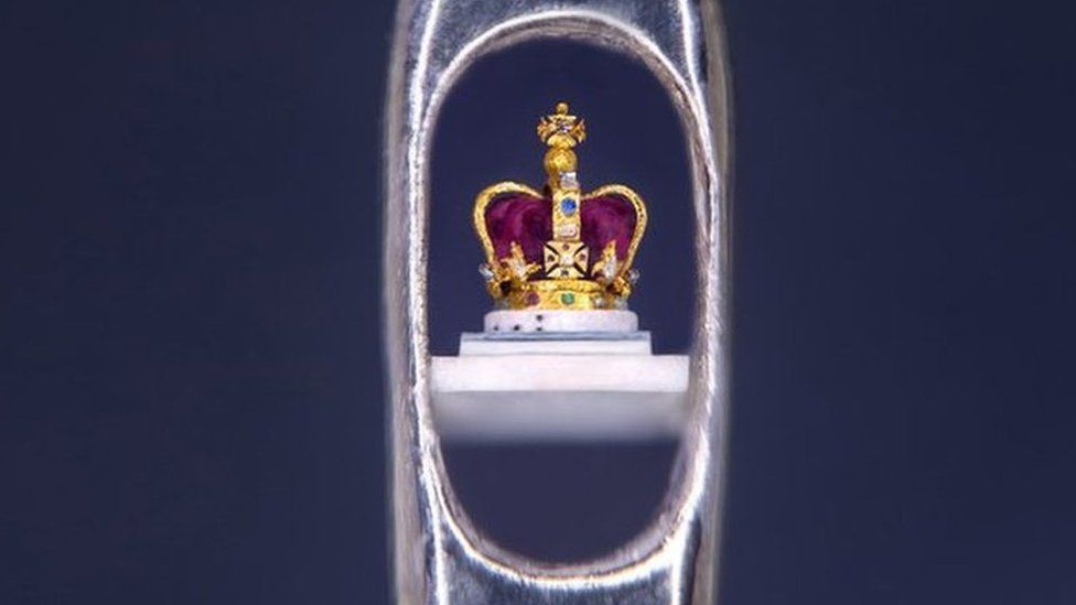 Micro-sculpture of crown