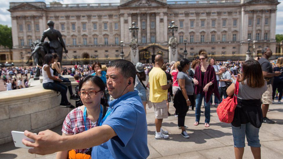 Tourists outside Buckingham Palace