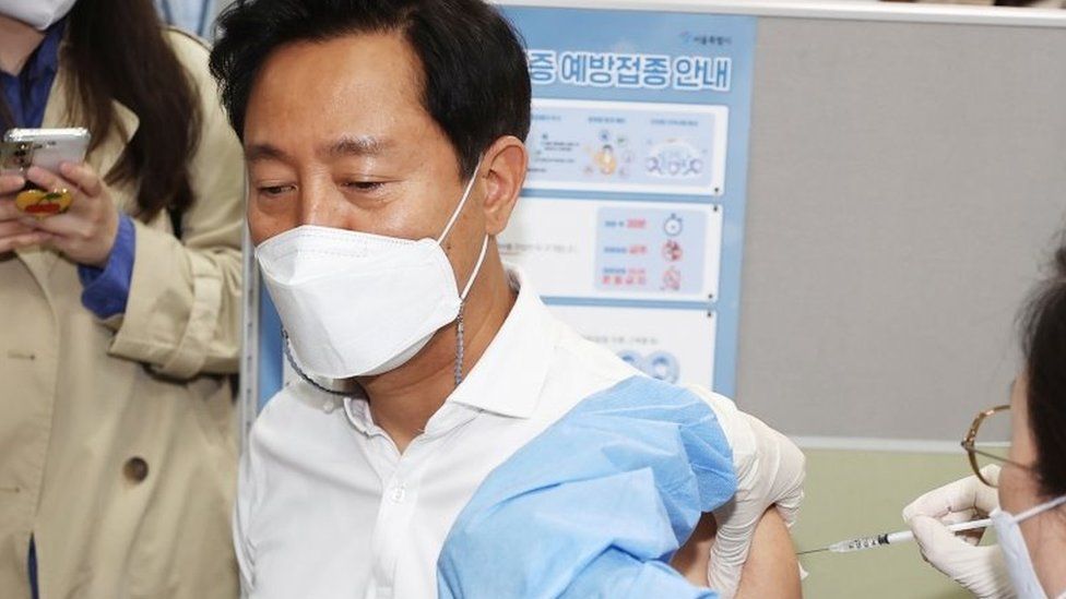 Seoul Mayor Oh Se-hoon receives an AstraZeneca vaccine