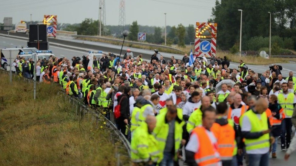 French businesses owners and locals blockade the main road into the Port of Calais (05 September 2016)