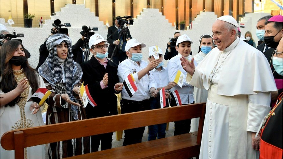 Папа Франциск приветствует людей, прибывающих для проведения мессы в халдейском соборе Святого Иосифа в Багдаде, Ирак, 6 марта 2021 г.