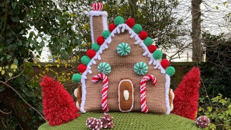 Knitted gingerbread house