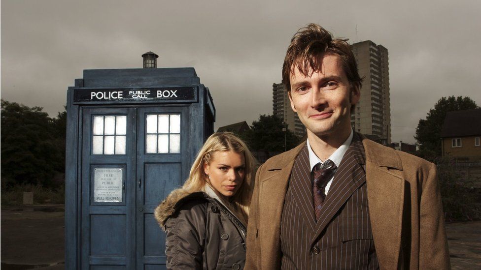 Дэвид Теннант, который был десятым Доктором (здесь он показан с Билли Пайпер в роли Роуз Тайлер), вернется в роли Повелителя Времени в трех специальных эпизодах, которые начнутся позднее в ноябре