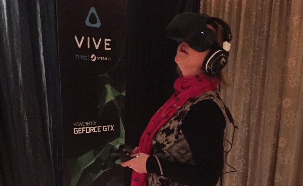 Zoe tries VR