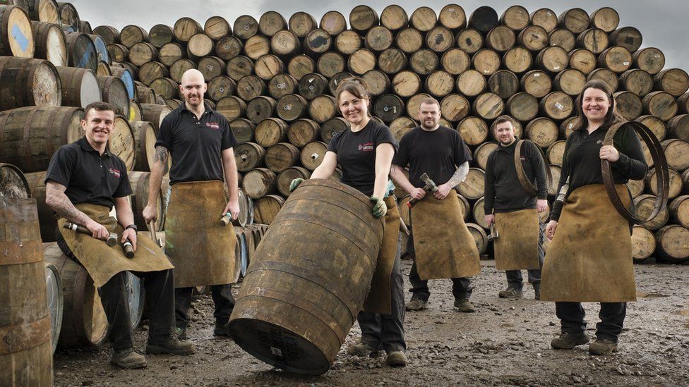 Female whisky apprentices aim to master ancient craft - BBC News