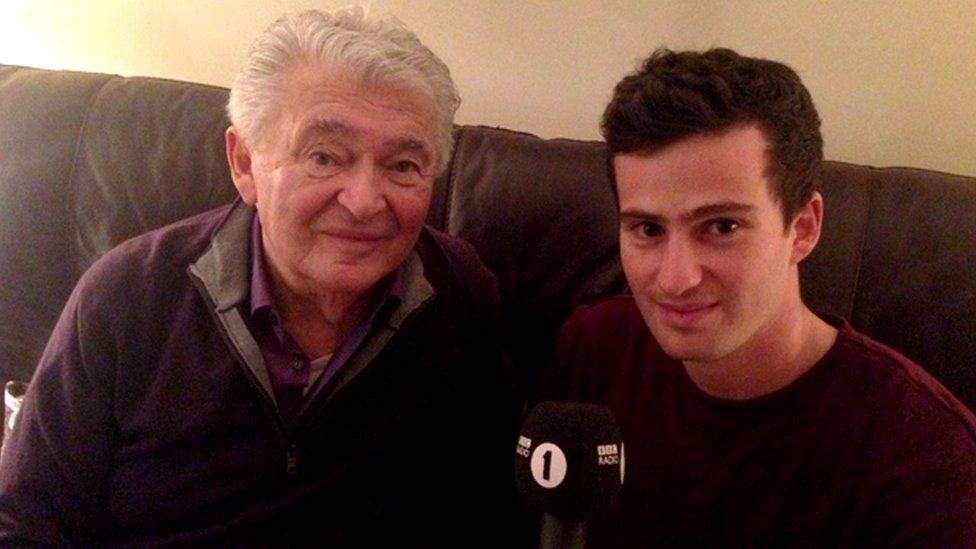 84-летний Гарри Спиро, переживший Холокост, дал интервью Newsbeat своему внуку, 25-летнему Стивену Мозесу