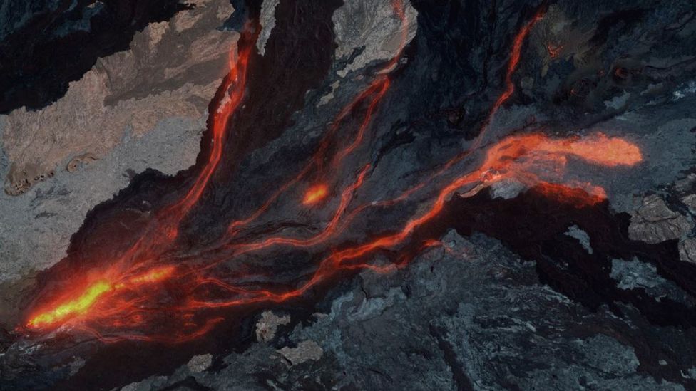 Спутниковый снимок лавы, стекающей по склонам Мауна-Лоа