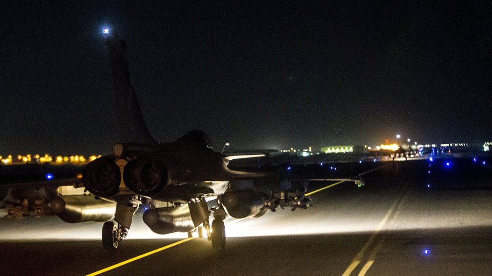 A French fighter jet is seen on the runway at an undisclosed location (17 November 2015)