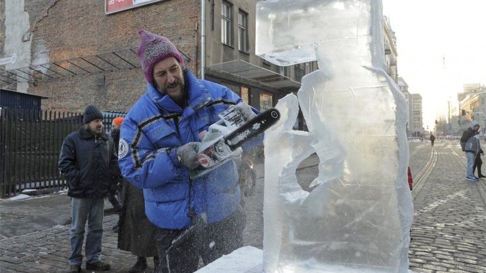 Резчик льда в столице Польши Варшаве, 7 января 2017 г.