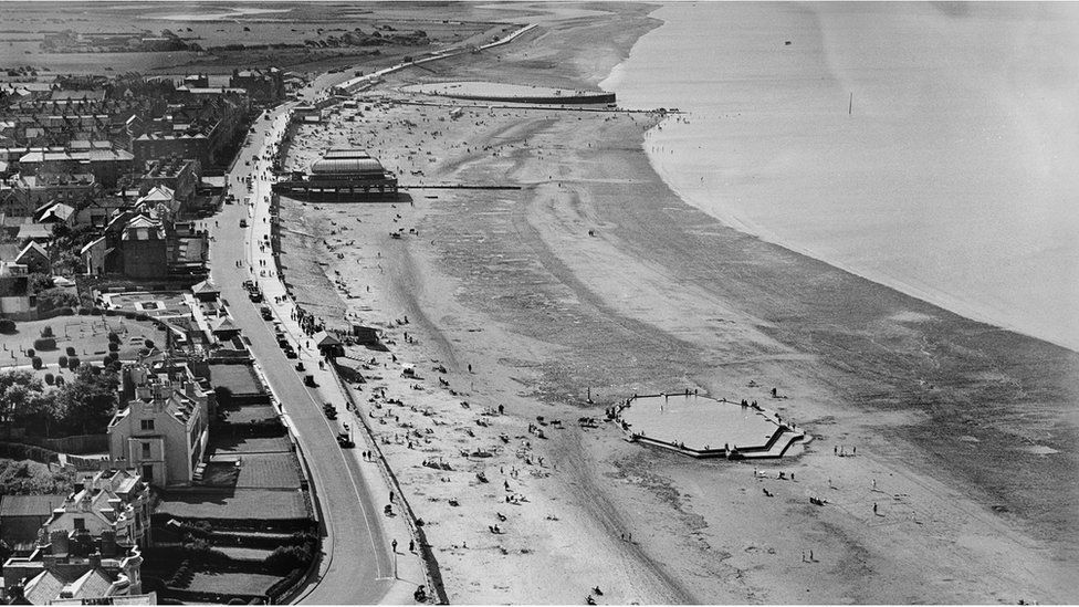 Вид с воздуха на эспланаду и пляж, Бернем-он-Си, Сомерсет, сделанный в августе 1932 г.
