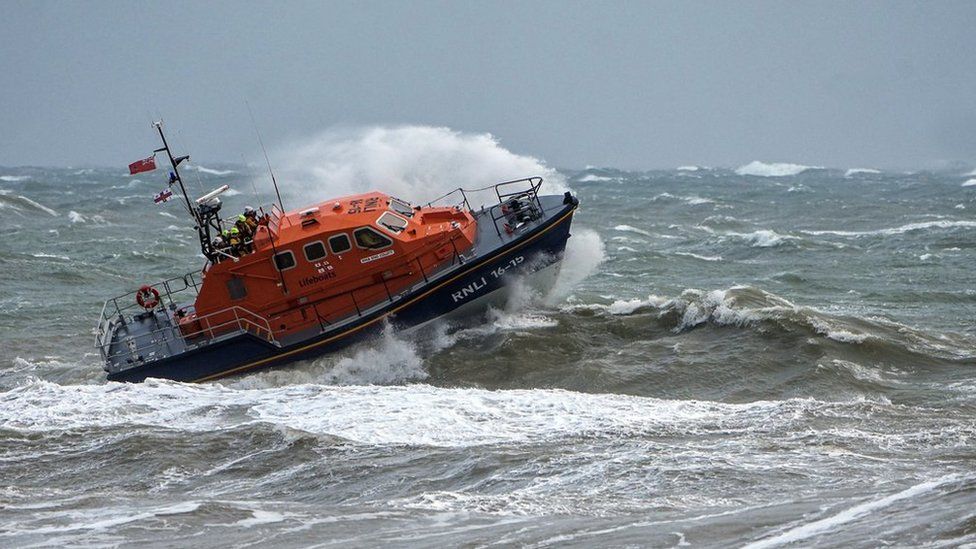 Brighton: Body found in search for person missing at sea - BBC News