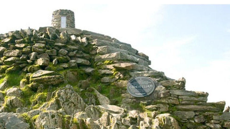 The plaque on a set of stony steps at the top of Mount Snowdon