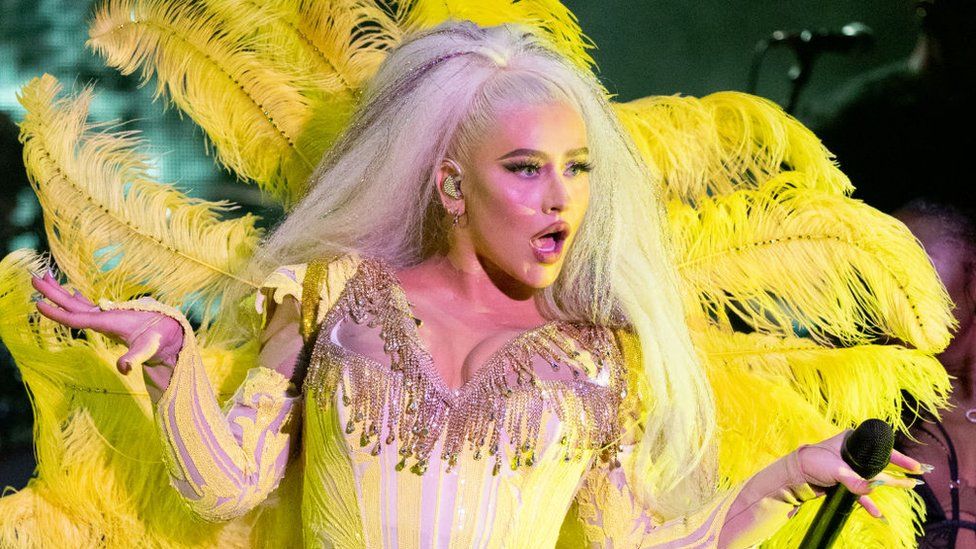 Christina Aguilera to begin UK tour in Scarborough - BBC News