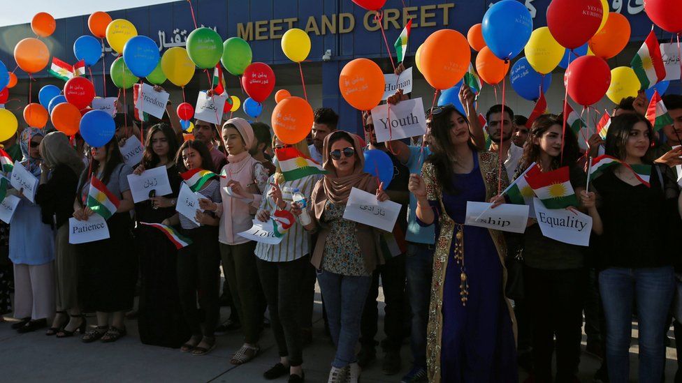 An activist group releases balloons at Irbil airport (29 September 2017)