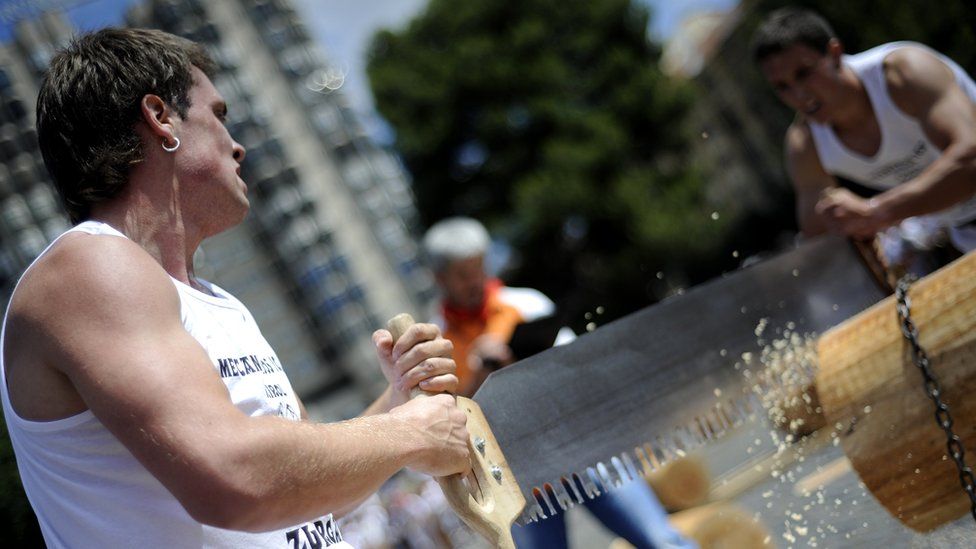 Basque traditional sawing contest