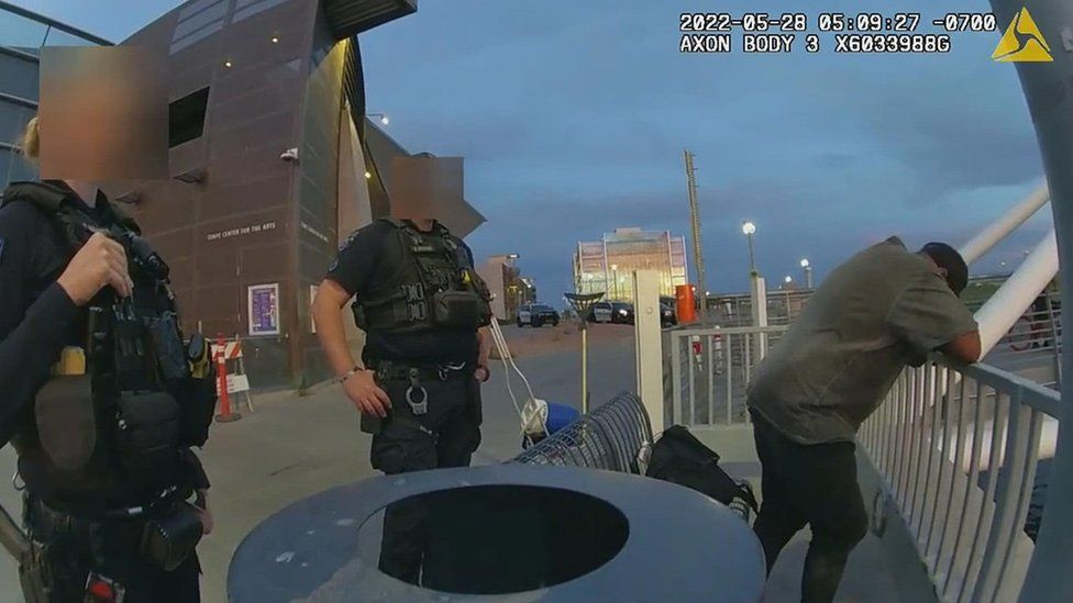 Полицейская нательная камера кадры показывают, как офицеры взаимодействуют с Шоном Бикингсом, прежде чем он попадет в озеро Темпе-Таун