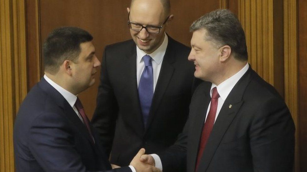 President Petro Poroshenko, right, shakes hands with parliament speaker Volodymyr Groysman after Arseniy Yatsenyuk, September 2014