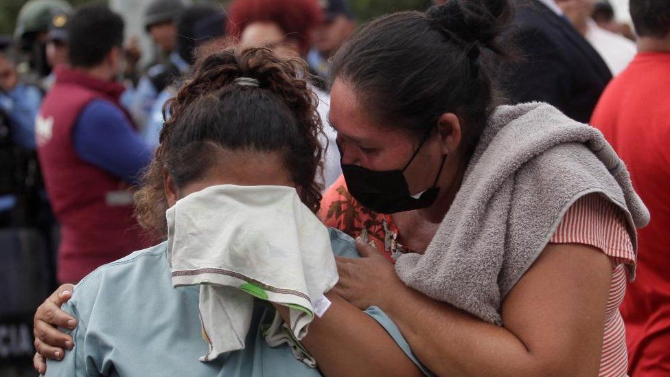 Родственница заключенной реагирует, в то время как другой человек пытается утешить ее, ожидая новостей о своих близких за пределами женской тюрьмы Centro Femenino de Adaptacion Social (CEFAS) после кровавых беспорядков в Тамаре, на окраине Тегусигальпы, Гондурас, 20 июня. , 2023.
