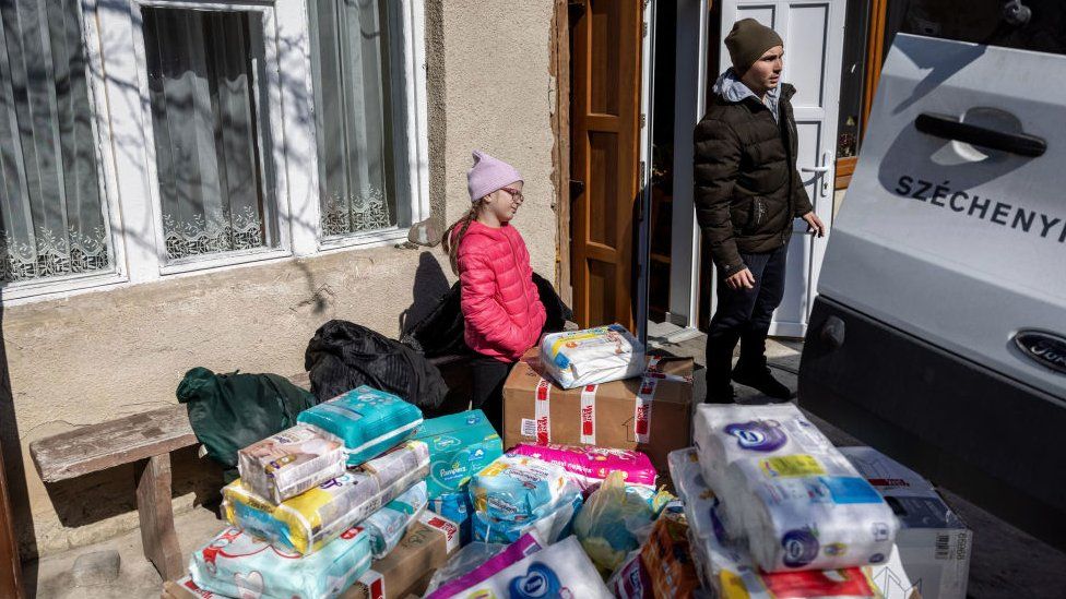 Hungarian charity hands out donations in Transcarpathia in March 2022