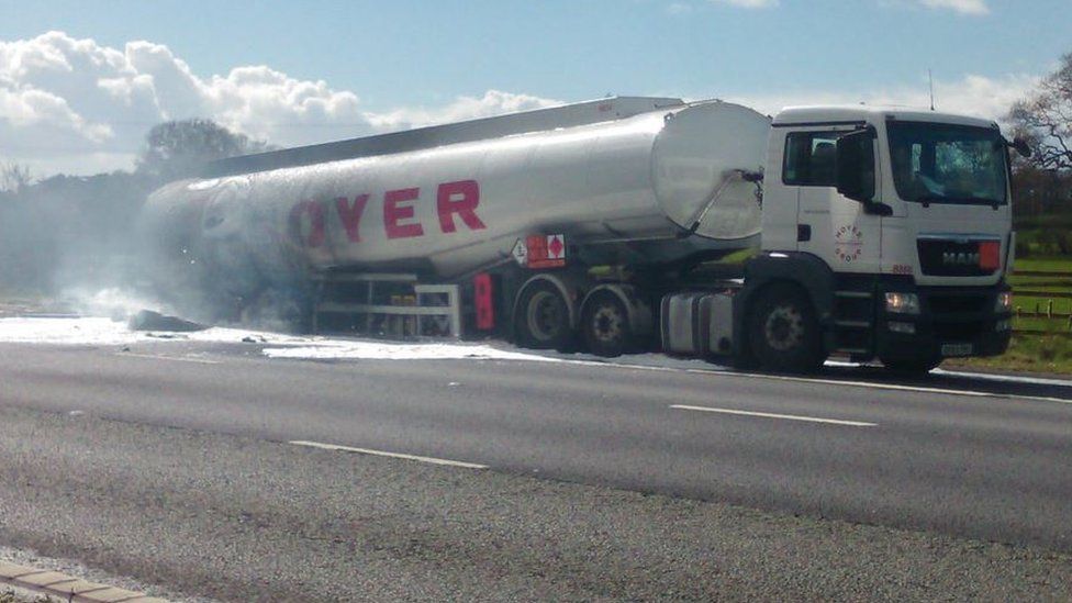 Tanker fire closes M6 at Junction 16 for Stoke-on-Trent - BBC News