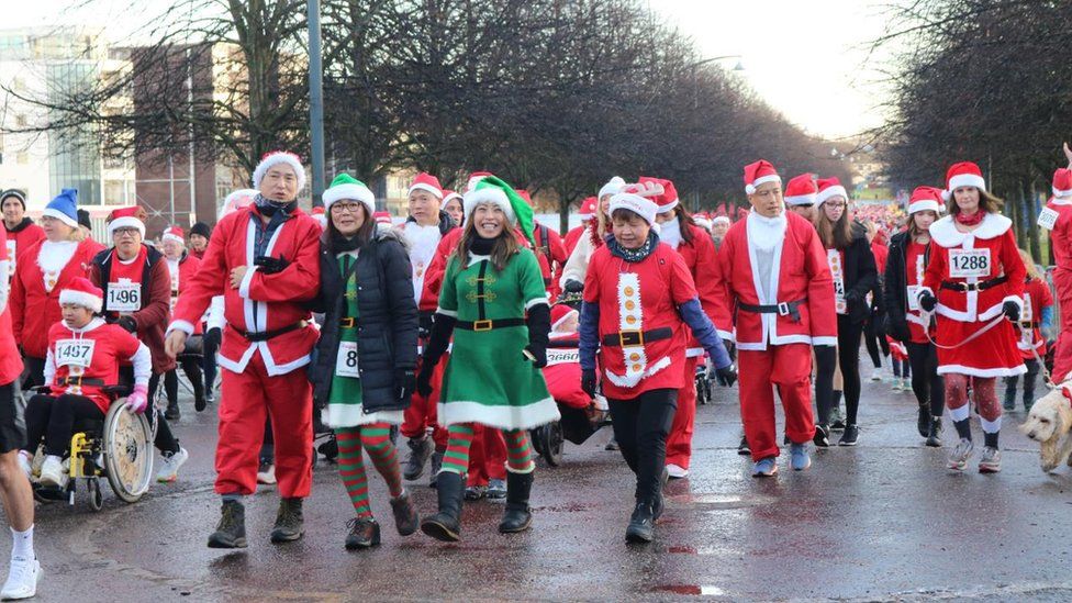 Thousands join the return of Glasgow's Santa Dash - BBC News