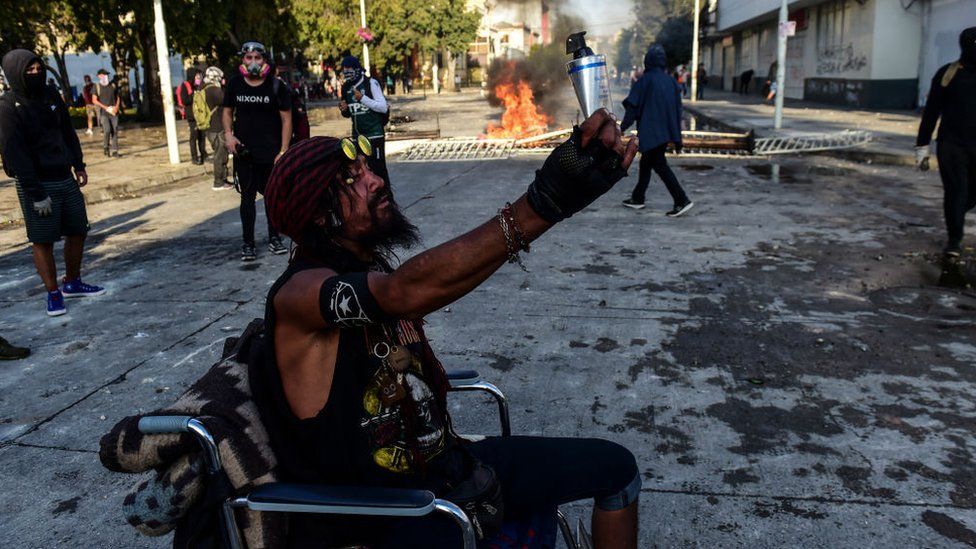 Un manifestante en silla de ruedas.