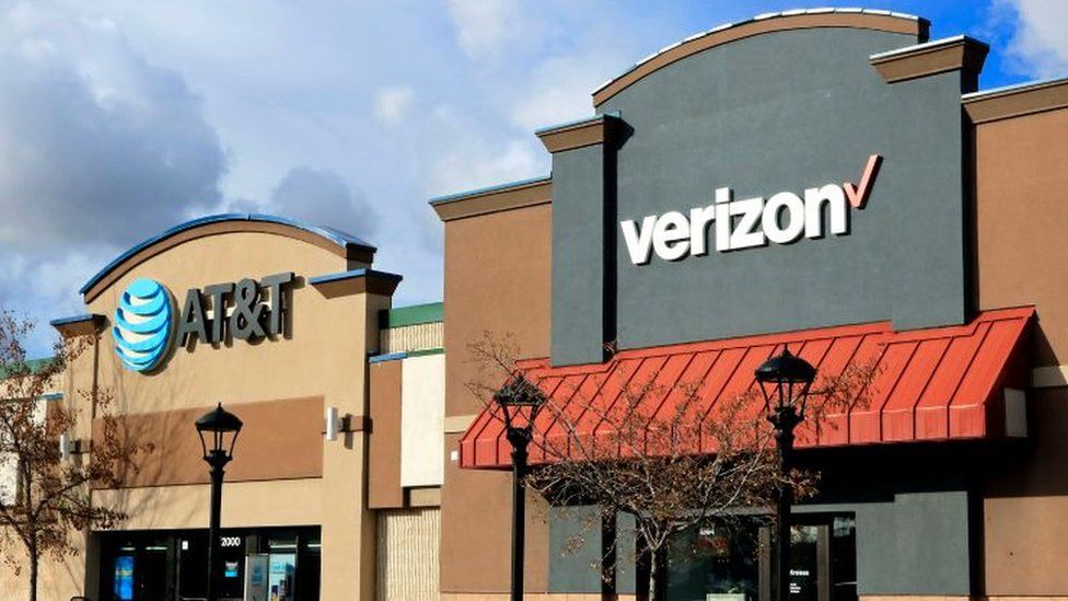 Фасады и входы в магазины AT&T и Verizon в торговом центре на севере Айдахо.