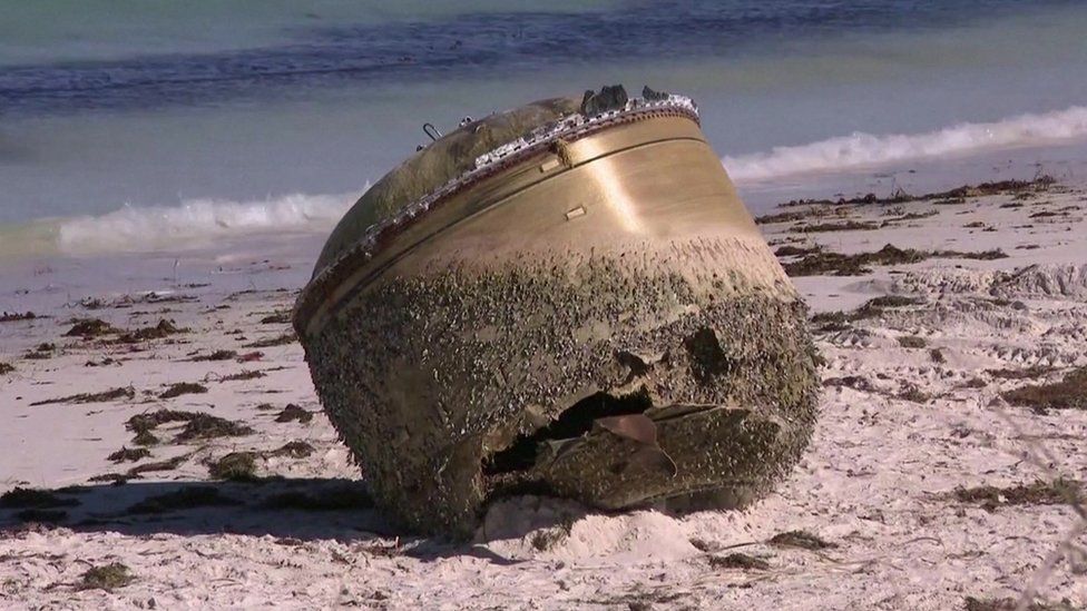 Большой неопознанный объект, выброшенный волной на австралийский пляж 16 июля 2023 г.