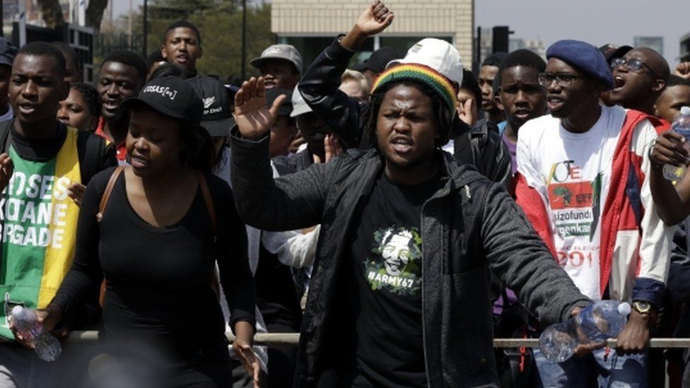 South African police clash with students over fees - BBC News