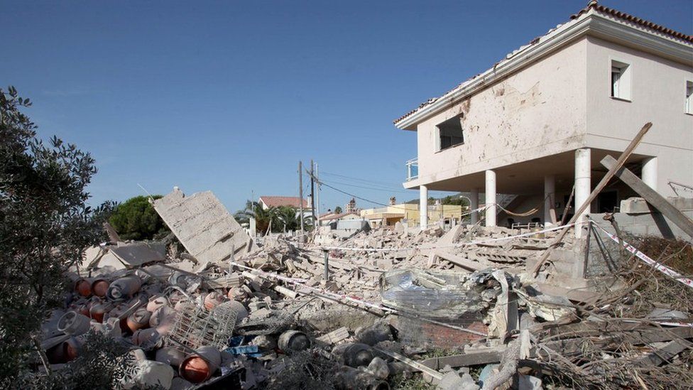 The house that blew up in Alcanar on Wednesday night. Picture shows lots of rubble and many gas canisters