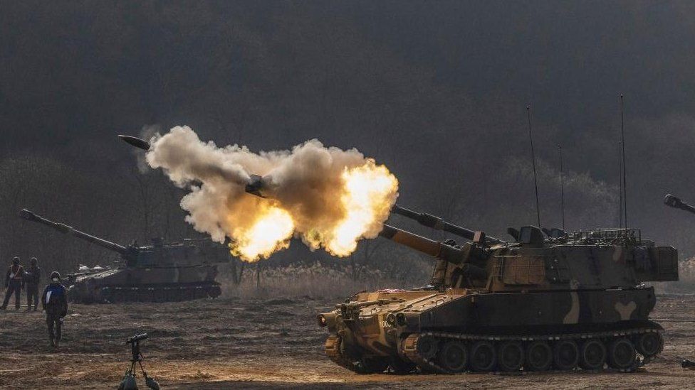 Корейская армия стреляет снарядами