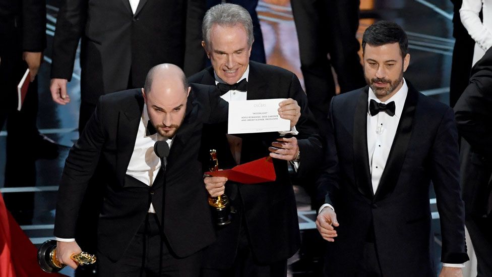 Уоррен Битти и Джимми Киммел с продюсером Джорданом Горовицем на церемонии вручения премии «Оскар» 2017 года