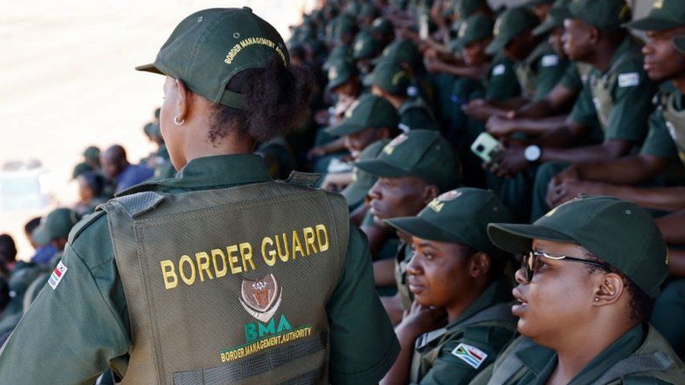 Офицеры Управления пограничного контроля ЮАР собираются в Мусине, 5 октября 2023 г.